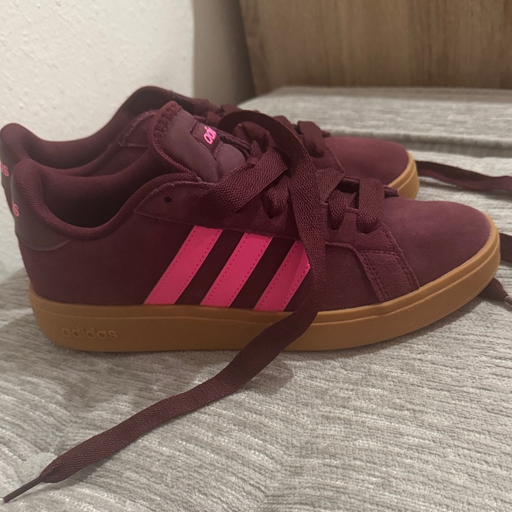 adidas Grand Court Base 00s
Shadow Red Lucid Pink Gum (Women's)
